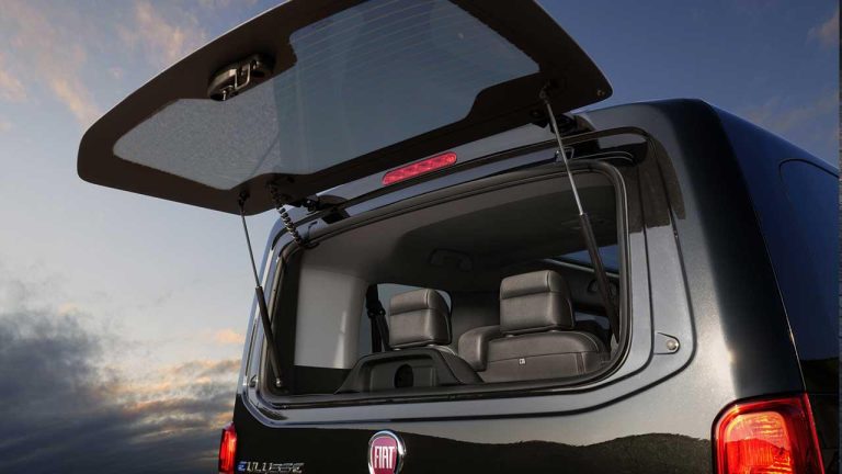 Fiat E-Ulysse - Heckansicht mit offnen Kofferraum - bei Automagazin Plus