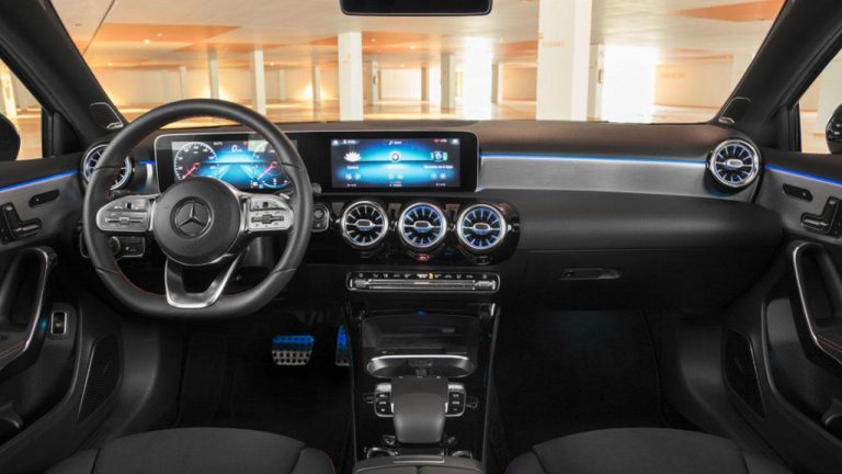 Mercedes A-Klasse - dunkles Cockpit - bei Automagazin Plus