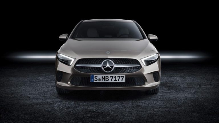 Mercedes A-Klasse  - Frontansicht im Dunklen - bei Automagazin Plus