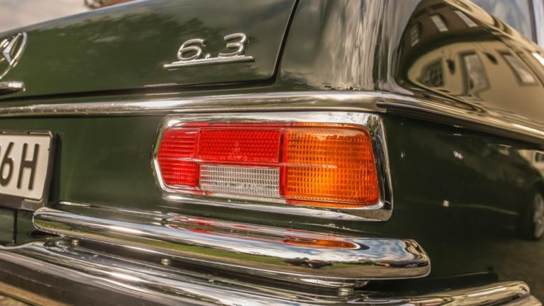 Mercedes-Benz 300 SEL 6.3 - Heckansicht - bei Automagazin Plus