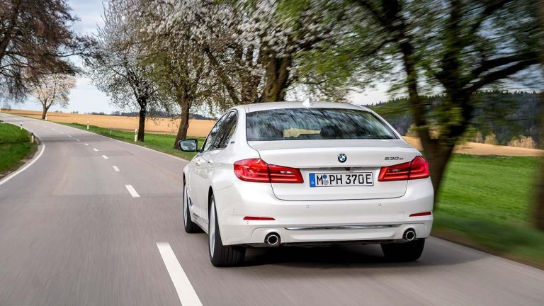 BMW 530e iPerformance - Heckansicht - bei Automagazin Plus