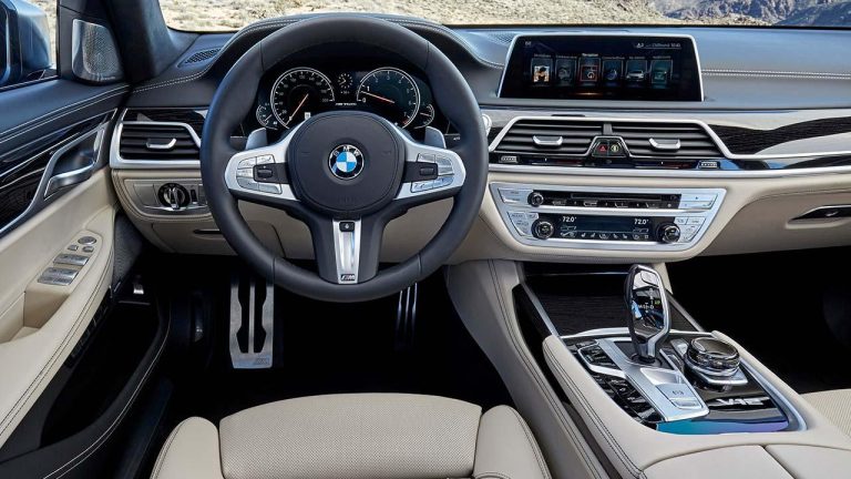 BMW M760Li xDrive 2017 - Cockpit - bei Automagazin Plus