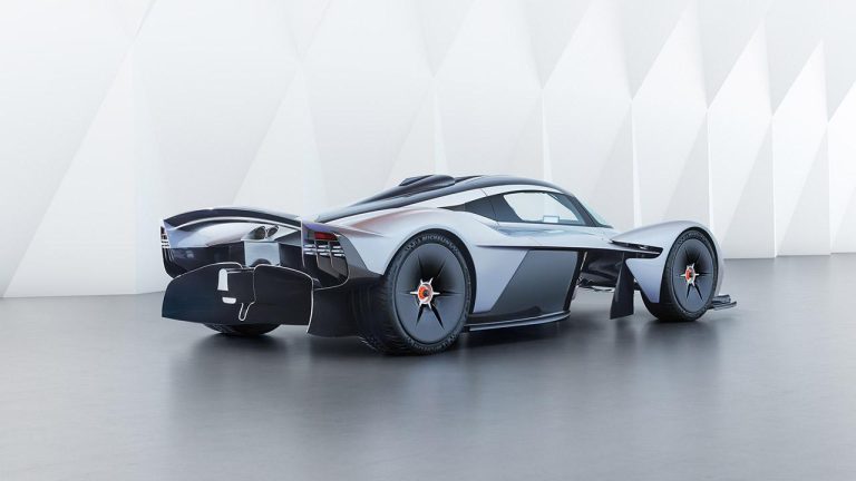 Aston Martin Valkyrie - seitliche Heckansicht - bei Automagazin Plus