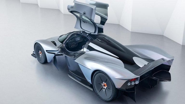 Aston Martin Valkyrie - seitliche Heckansicht mit offenen Türen - bei Automagazin Plus