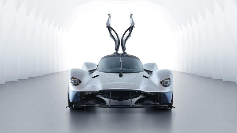 Aston Martin Valkyrie - Frontansicht mit offenen Türen - bei Automagazin Plus