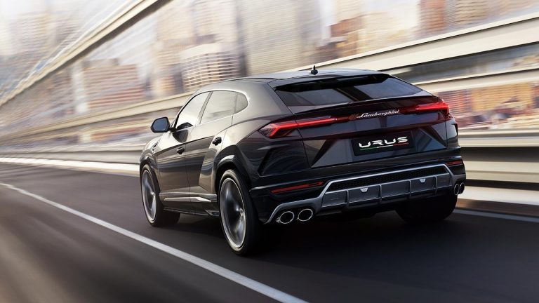 Lamborghini Urus - Heckansicht auf der Straße - bei Automagazin Plus