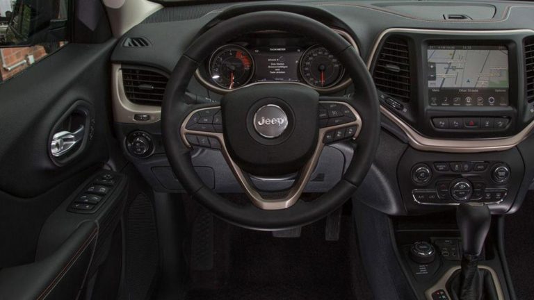 Jeep Cherokee - Cockpit - bei Automagazin Plus