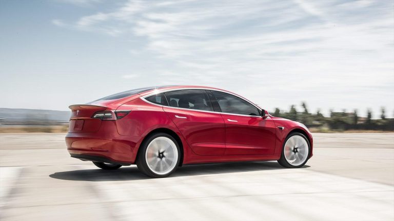 Tesla Model 3 -  Seitenansicht - bei Automagazin Plus
