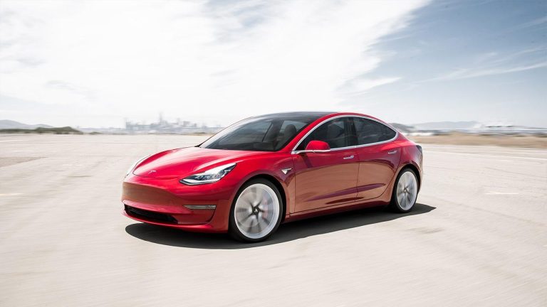 Tesla Model 3 - seitliche Frontansicht - bei Automagazin Plus