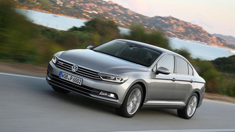 Volkswagen Passat - auf der Landstrasse - bei Automagazin Plus