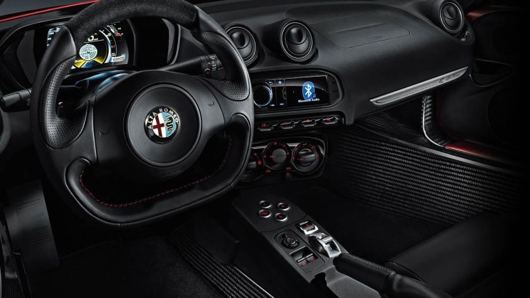 Alfa Romeo 4C - Cockpit - bei Automagazin Plus