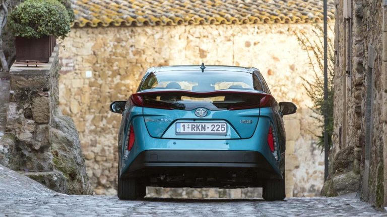 Toyota Prius Plug-in Hybrid - Heckansicht - bei Automagazin Plus