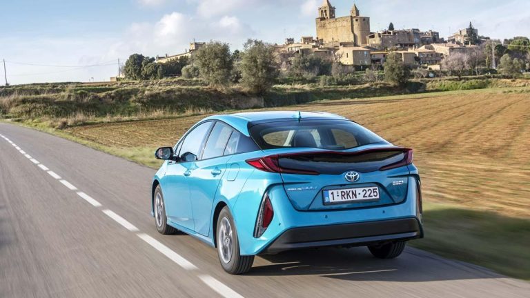 Toyota Prius Plug-in Hybrid - auf der Landstraße - bei Automagazin Plus