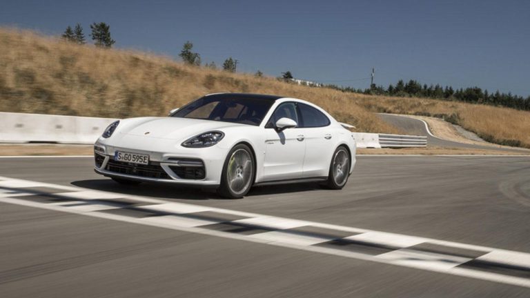 Porsche Panamera Turbo S E-Hybrid - über die Ziellienie - bei Automagazin Plus