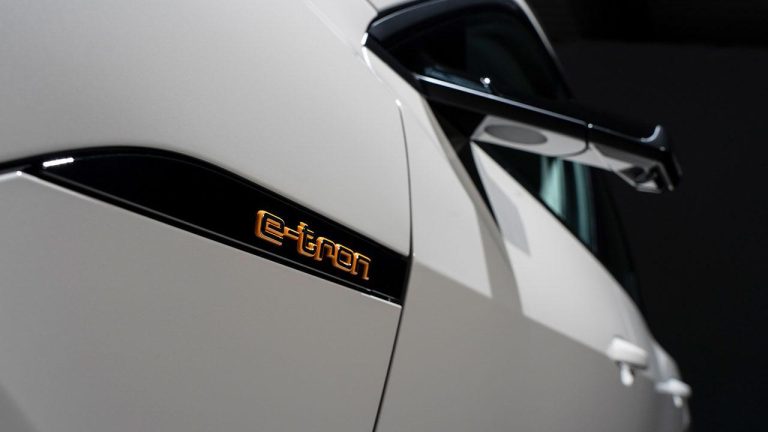 Audi e-tron - Schriftzug - bei Automagazin Plus