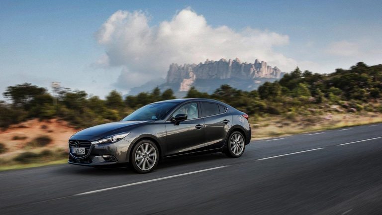 Mazda3 - Limousine seitliche Frontansicht - bei Automagazin Plus