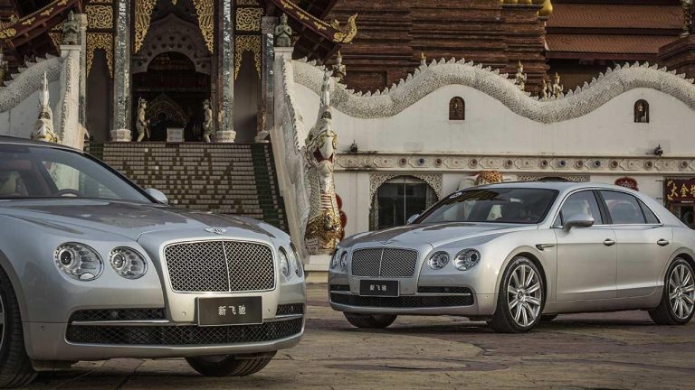 Bentley Flying Spur V8 - vor einem Tempel - bei Automagazin Plus