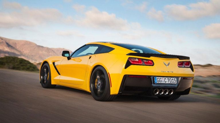 Chevrolet Corvette Stingray Coupé - Heckansicht - bei Automagazin Plus