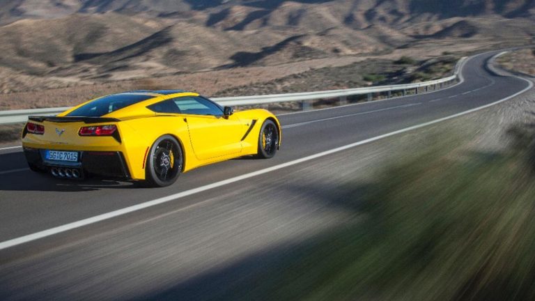 Chevrolet Corvette Stingray Coupé - auf der Landstraße - bei Automagazin Plus