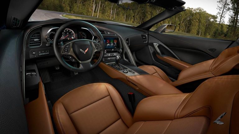 Chevrolet Corvette Stingray Coupé - Cockpit - bei Automagazin Plus