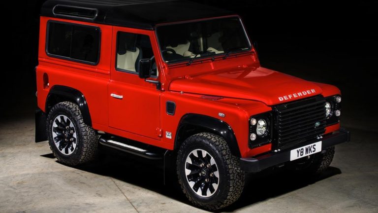 Land Rover Defender - Seitenansicht in rot - bei Automagazin Plus