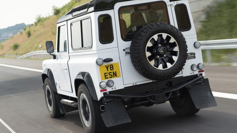 Land Rover Defender - Heckansicht - bei Automagazin Plus