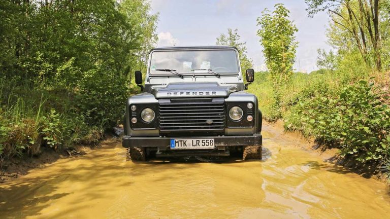 Land Rover Defender - im hohen Wasser - bei Automagazin Plus