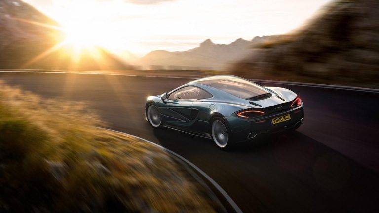 McLaren 570GT - auf einer Bergstraße - bei Automagazin Plus