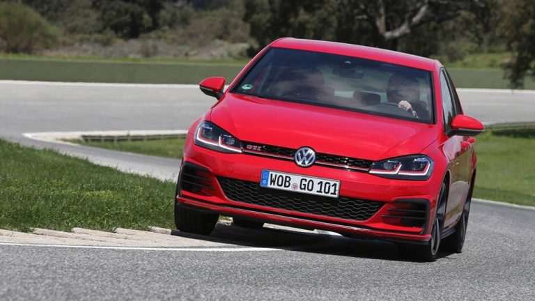 Volkswagen Golf GTI - in voller Fahrt - bei Automagazin Plus