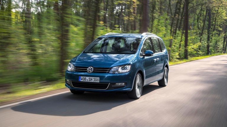 Volkswagen Sharan - in voller Fahrt - bei Automagazin Plus