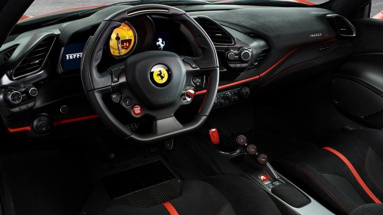 Ferrari 488 Pista - Cockpit - bei Automagazin Plus