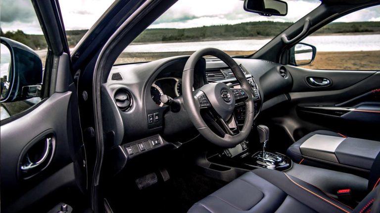 Nissan Navara - Cockpit - bei Automagazin Plus