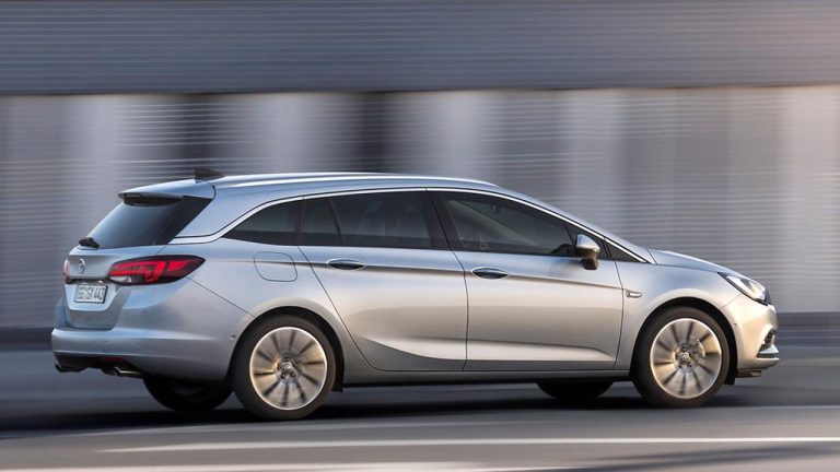 Opel Astra Sports Tourer - Seitenansicht bei Automagazin Plus