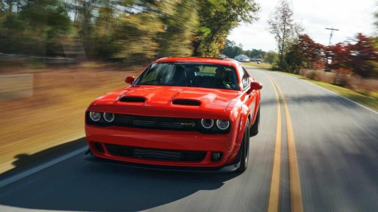 Dodge Challenger SRT - Front auf der Straße - bei Automagazin Plus