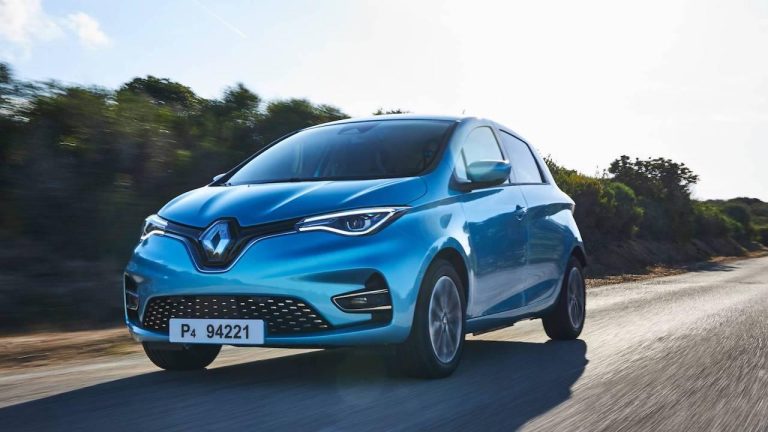 Renault Zoe - Front- und Seitenpartie auf der Straße - bei Automagazin Plus