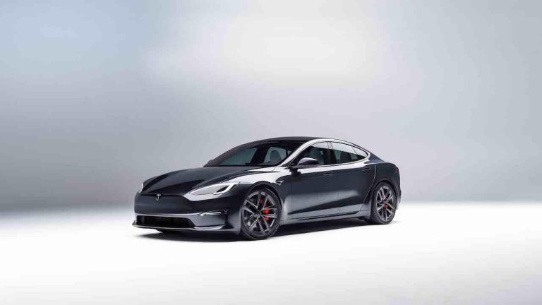 Tesla Model S Plaid - Front- und Seitenansicht schwarz stehend - bei Automagazin Plus