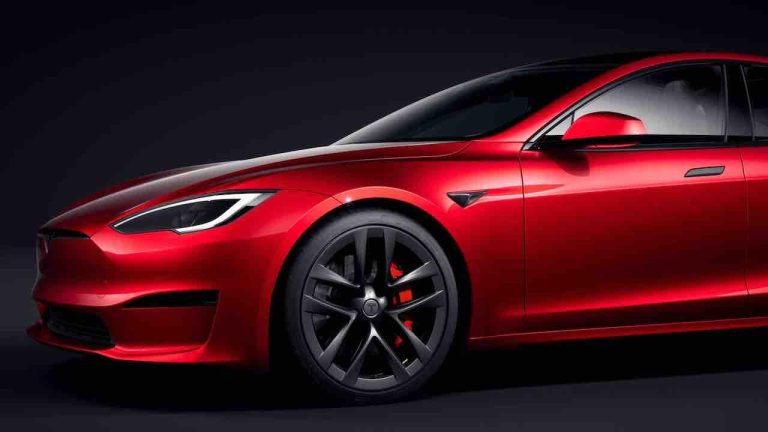 Tesla Model S Plaid - Seitenansicht zur Hälfte rot  - bei Automagazin Plus