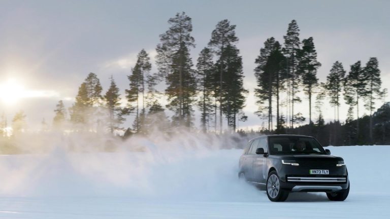 Range Rover Electric - Front- und Seitenansicht im Schnee - bei Automagazin Plus