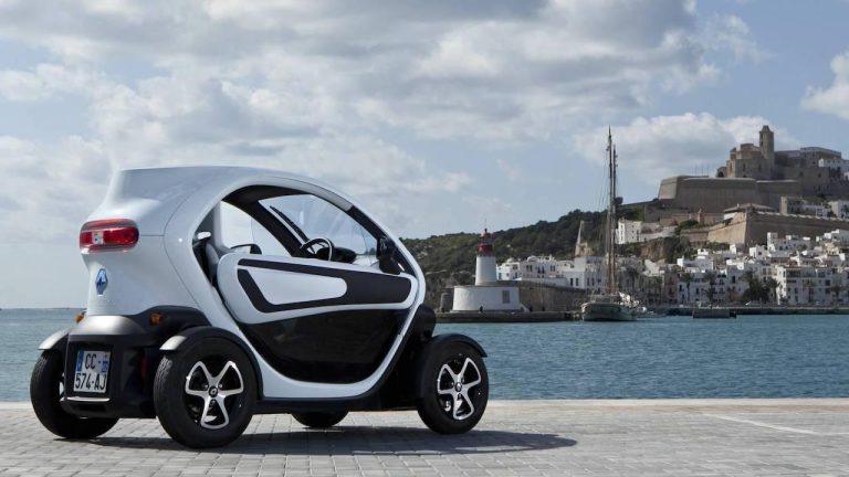 Renault Twizy - Seitenansicht mit Stadtblick - bei Automagazin Plus