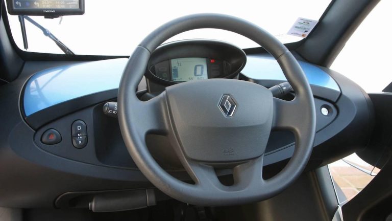 Renault Twizy - Innenraum mit Lenkrad - bei Automagazin Plus