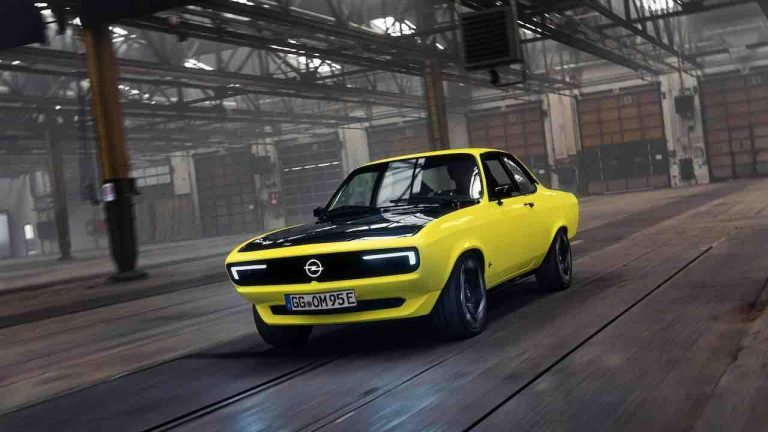 Opel Manta GSe ElektroMOD - Front- und Seitenansicht Halle - bei Automagazin Plus