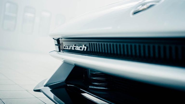 Lamborghini Countach LPI 800-4 - Front mit Schriftzeichen - bei Automagazin Plus