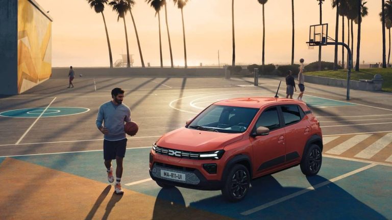 Dacia Spring - Front- und Seintenansicht Basketballplatz bei Automagazin Plus