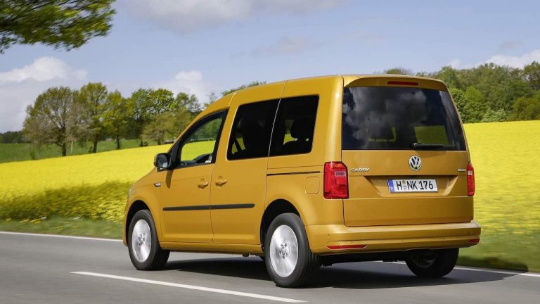 Volkswagen Caddy - Heck- und Seitenansicht gelbes Feld - bei Automagazin Plus