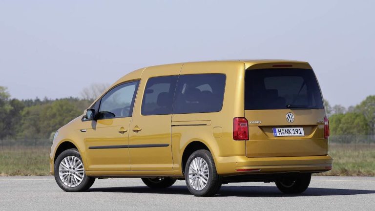 Volkswagen Caddy - Heck- und Seitenansicht stehend - bei Automagazin Plus