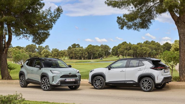 Toyota Yaris Cross - Front- und Seitenansicht zwei Fahrzeuge - bei Automagazin Plus