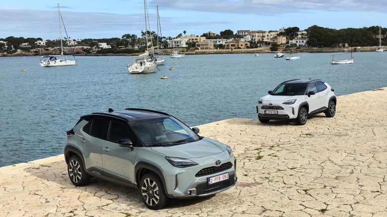 Toyota Yaris Cross - Front- und Seitenansicht zwei Fahrzeuge am Hafen - bei Automagazin Plus