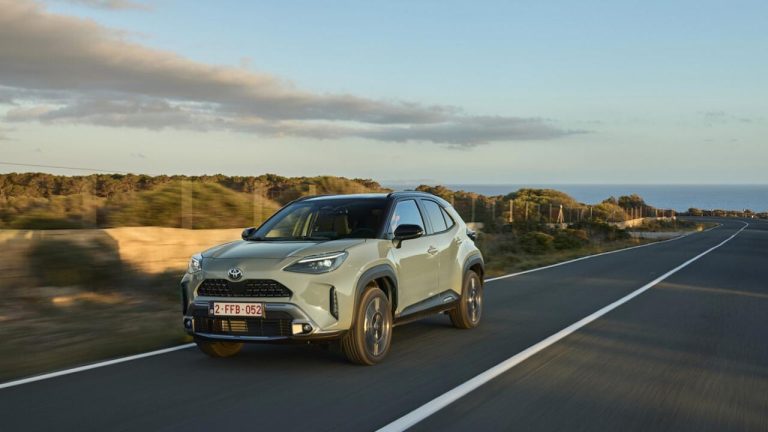 Toyota Yaris Cross - Front- und Seitenansicht in voller Fahrt - bei Automagazin Plus