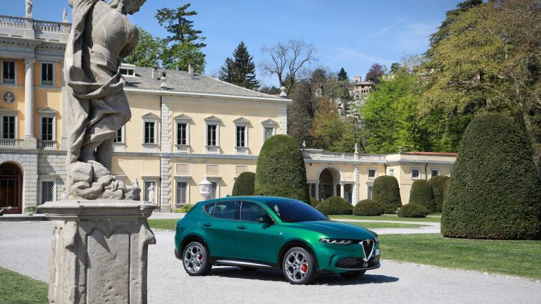 Alfa Romeo Tonale - Front- und Seitenansicht im schönen Ambiente - bei Automagazin Plus