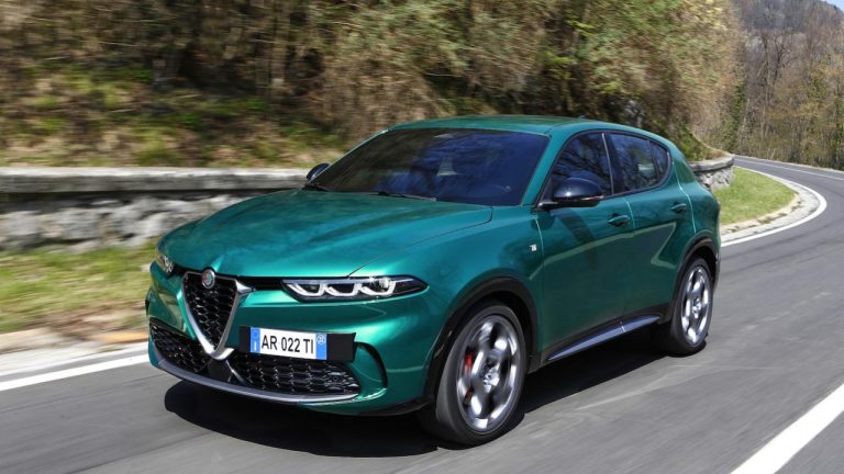 Alfa Romeo Tonale - Front- und Seitenansicht auf der Straße bei Automagazin Plus